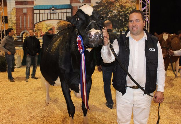 L'éleveur Pierre Boulet en compagnie de la Championne Suprême, la Holstein MS Goldwyn Alana-ET (EX-96-2E). Crédit photo : Jean-Charles Gagné