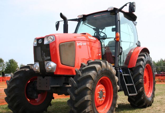 Le M6-141 fait partie de la nouvelle gamme intermédiaire de Kubota, fin prête pour l’agriculture. Crédit photo : Hubert Brochard