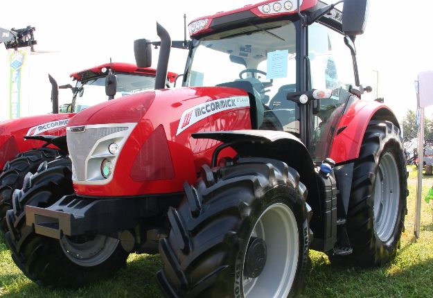 Le McCormick X7.440, qui développe jusqu’à 143 ch, est la version polyvalente et compacte de la deuxième plus grosse gamme de tracteurs de cette bannière. Crédit photo : Hubert Brochard