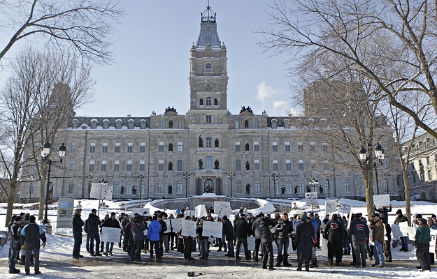 La manifestation de vendredi matin à Québec a réuni quelques dizaines de sympathisants au rapport Gagné. Crédit photo : Pascal Ratthé