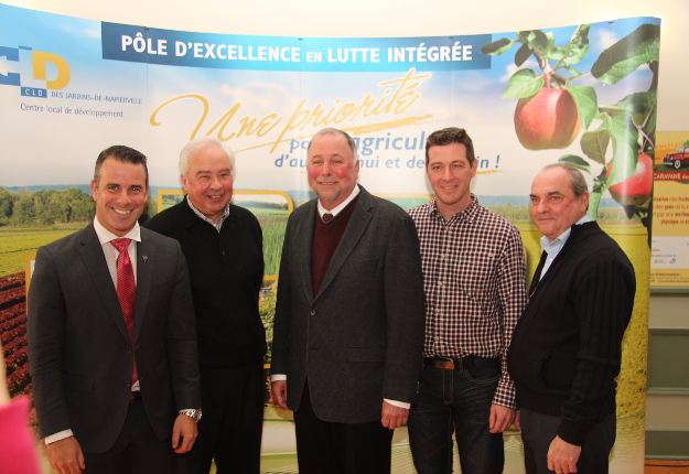 De gauche à droite, Stéphane Billette, député de Huntingdon, Michel Charbonneau, directeur général du CLD Les Jardins de Napierville, le ministre Pierre Paradis, Jocelyn Leclair, président du Pôle d’excellence en lutte intégrée et Marcel Roy président du CLD. Crédit photo : Thierry Larivière/TCN