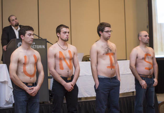 La relève a signifié son mécontentement de diverses manières au ministre Paradis. Crédit photo : Marika Allaire Photographe