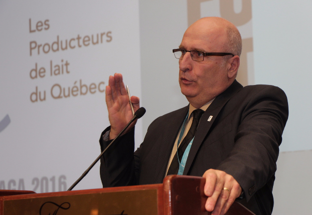 Le président des Producteurs de lait du Québec, Bruno Letendre, presse Ottawa de faire appliquer ses règles relativement aux importations de lait diafiltré. « Si vous faites la sourde oreille, nous irons plus près de vous et nous parlerons plus fort », a-t-il prévenu. Crédit Photo : Pierre-Yvon Bégin/TCN