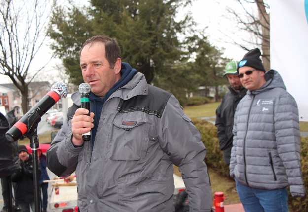 Christian Bouffard, producteur laitier de Saint-Romain en Estrie, participait lundi dernier à la manifestation à Granby (notre photo). À l’AGA des Producteurs de lait du Québec, à Mont-Tremblant, il a fait applaudir les producteurs de l’Ontario par ses confrères du Québec. Crédit Photo : Pierre-Yvon Bégin/TCN