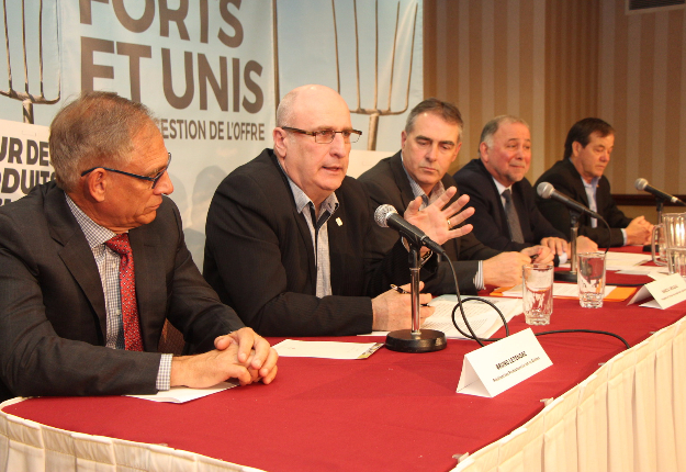 Le président des Producteurs de lait du Québec, Bruno Letendre, a lancé « un cri du cœur » pour illustrer la détresse de ses membres relativement au tort causé par les importations de lait diafiltré. Il était flanqué du président des Producteurs laitiers du Canada, Wally Smith, de Marcel Groleau, président de l’UPA, de Pierre Paradis, ministre de l’Agriculture, et de Serge Riendeau, président d’Agropur. Crédit photo : Pierre-Yvon Bégin/TCN