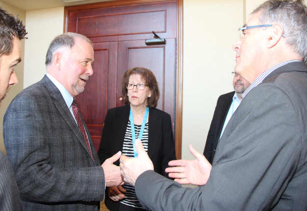 À l’issue de son allocution, le ministre de l’Agriculture a poursuivi les discussions dans le corridor. Pierre Paradis argumente ici avec Céline Dumont, du Conseil québécois des races laitières, et Marcel Groleau, président de l’UPA. Crédit Photo : Pierre-Yvon Bégin/TCN