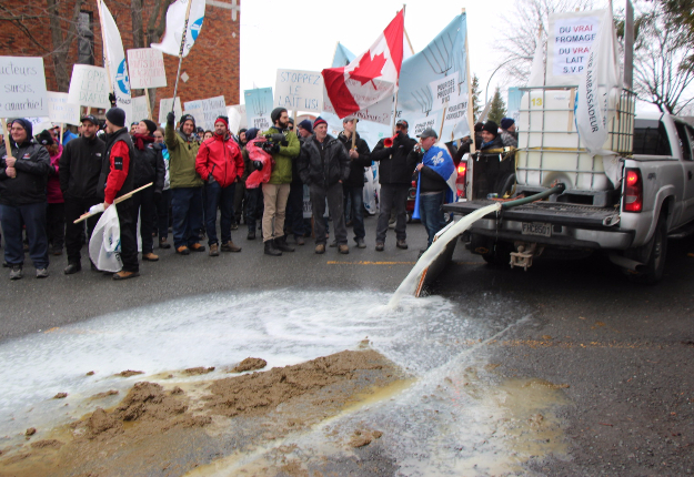 Avant de repartir, les manifestants ont laissé quelques souvenirs devant le bureau du député fédéral de Shefford, Pierre Breton. Crédit photo : Pierre-Yvon Bégin/TCN