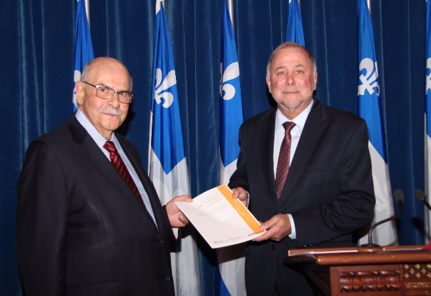 Le consultant Jean Pronovost et le ministre de l’Agriculture, Pierre Paradis, ont dévoilé le rapport qui faisait suite à la consultation effectuée auprès de la relève agricole. Crédit photo : Thierry Larivière/TCN