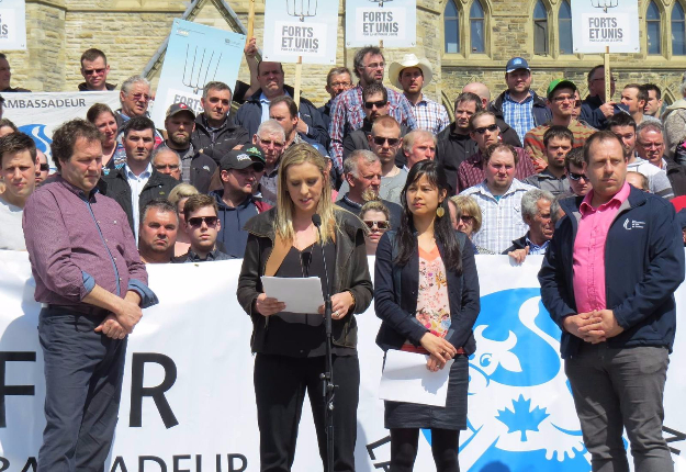 Le 21 avril dernier à Ottawa, Ruth Ellen Brosseau a dénoncé l’inaction du gouvernement dans le dossier du lait diafiltré importé devant plusieurs dizaines de producteurs de lait. Crédit photo : Facebook Ruth Ellen Brosseau