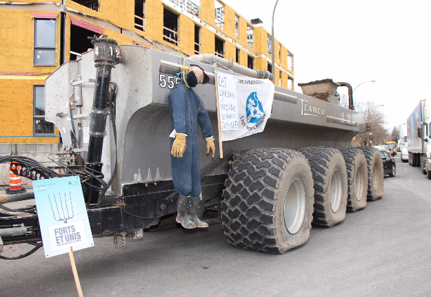 La semaine dernière, des producteurs laitiers ont bloqué l’entrée de l’usine de Parmalat à Montréal pour manifester leur mécontentement face aux importations de lait diafiltré. Crédit photo : Pierre-Yvon Bégin/TCN