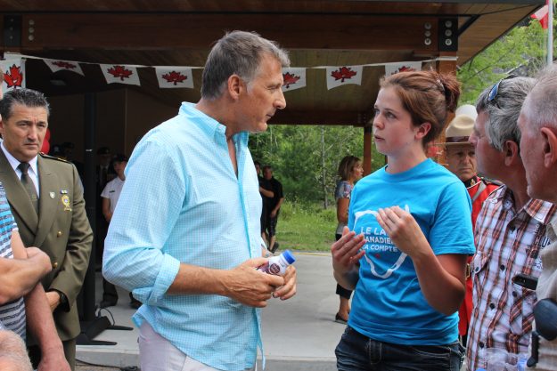 Sarah Poulin, une productrice de lait de la relève, a profité de la présence de Maxime Bernier aux festivités de la fête du Canada pour lui passer un « message clair » sur le maintien de la gestion de l’offre. Crédit photo : UPA de la Chaudière-Appalaches