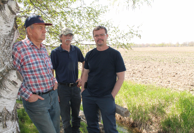 L’an dernier, la Terre avait rencontré la famille Paul, exaspérée de voir le dossier de la baie Lavallière s’éterniser à ses dépens. Sur la photo, Jean-Marie, Benoit et Clément Paul. Crédit photo : Archives/TCN