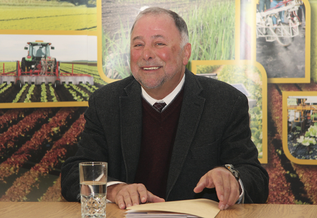 Le ministre Paradis revient sur la décision de son ministère de retirer l’obligation d’identifier les fruits et légumes frais d’ici comme « produits du Québec ». Crédit photo : Archives/TCN