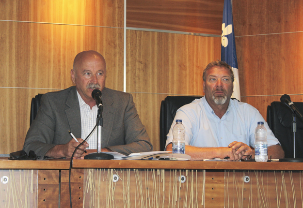 Bryan Gilvesy, directeur administratif d’ALUS Canada (à gauche), et Marc Bercier, agriculteur franco-ontarien (à droite), ont expliqué en conférence de presse ce que l’organisme pouvait apporter aux producteurs montérégiens. Crédit Photo : Marianne Bissonnette/TCN