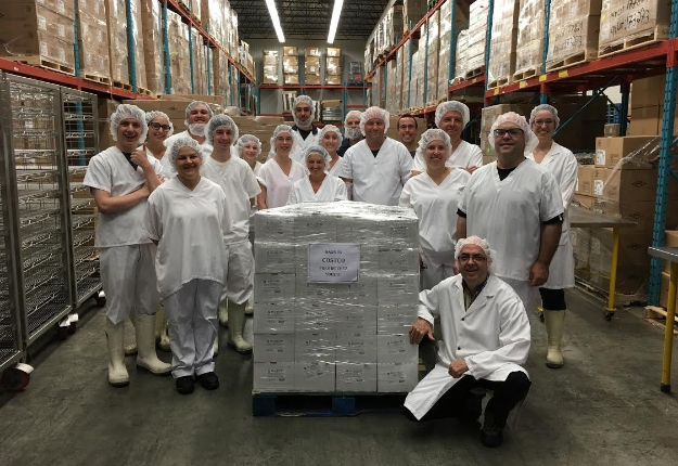 En avril dernier, les employés de la Fromagerie Polyethnique – Le Bédouin posaient fièrement à côté de la palette de fromages destinée aux États-Unis. Crédit : Annie Bourque