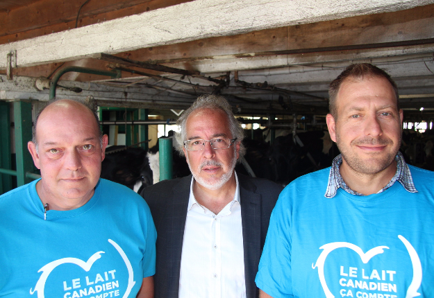 Réal Brière avec Rhéal Fortin, du Bloc québécois, et Réal Gauthier, des Producteurs de lait d’Outaouais-Laurentides, à la ferme laitière de Richard Gauthier et Lyne Riopelle, à Mirabel. Crédit photo : Thierry Larivière /TCN