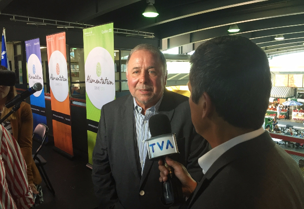 C’est au marché Jean-Talon à Montréal que le ministre québécois de l’Agriculture, Pierre Paradis, a donné le coup d’envoi du Sommet de l’alimentation. Crédit photo : Thierry Larivière/TCN