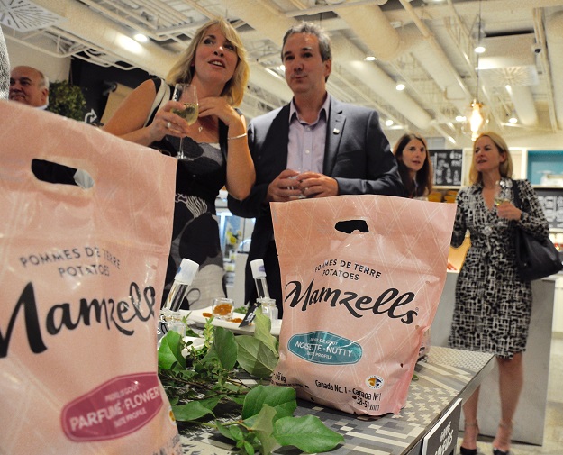 Pierre Chouinard, PDG de Québec Parmentier, a présenté les différents produits de la marque Mamzells à une invitée lors du lancement de la marque jeudi dernier, au Café Ricardo à Saint-Lambert. Crédit photo : André Laroche