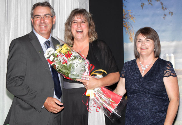 Nathalie Kerbrat, une productrice de Lachute dans Lanaudière, remporte le titre d’Agricultrice de l’année 2016. La lauréate est entourée du président de l’UPA, Marcel Groleau, et de la présidente de la Fédération des agricultrices du Québec, Raymonde Plamondon. Crédit Photo : Pierre-Yvon Bégin/TCN