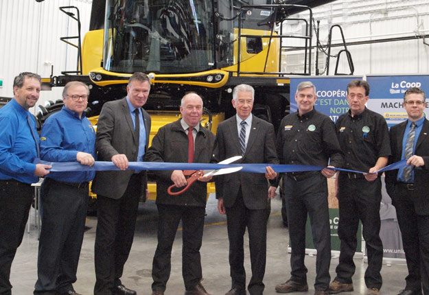 MM. Guy Veillette, maire de St-Narcisse de Champlain, John Sauco, directeur des ventes New Holland, Georges Poulin, directeur principal, division Machinerie Unicoop, Richard Dion, président d’Unicoop, Gaétan Roger, chef de la direction d’Unicoop, Perry Ponzo, gérant de service du garage Unicoop St-Narcisse, Patrice Trudel, gérant des pièces du garage Unicoop St-Narcisse, Simon Leclerc, gérant de projets service immobilier Unicoop.