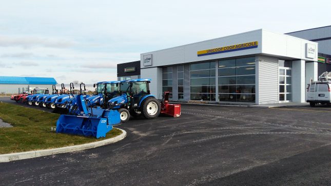 Le samedi 26 novembre dernier, Unicoop inaugurait en grand son tout nouveau garage New Holland à Saint-Narcisse de Champlain, construit au coût de 3,4 millions de dollars. Plus de 200 membres, clients, invités et partenaires ont pris part à cette journée Portes Ouvertes.