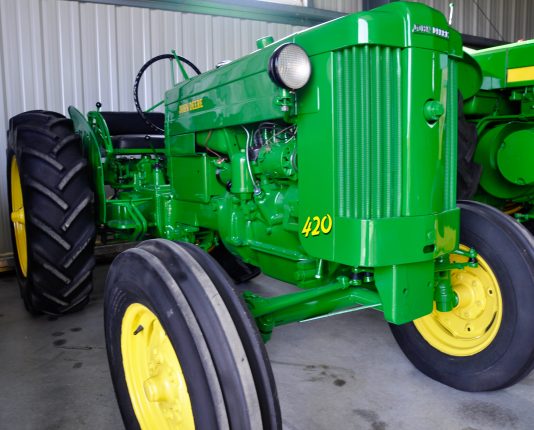 Le manufacturier John Deere a lancé en 1957 sa fameuse série 20. Mario Turcotte en possède trois exemplaires, notamment le modèle 420. Crédit photo : André Laroche