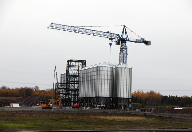 Les travaux de construction d’un nouveau centre de grains à Scott en Beauce progressent rapidement. Crédit photo : Pierre-Yvon Bégin/TCN