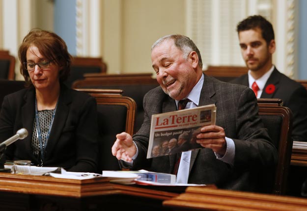 Le ministre de l’Agriculture, Pierre Paradis, s’est servi de la Terre à deux reprises pour appuyer ses dires sur la bonne marche de l'agriculture québécoise à l’Assemblée nationale le 11 novembre dernier. Crédit photo : Pascal Ratthé, collaboration spéciale