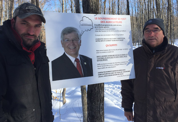 Vendredi matin, Pierre Lemieux a installé sa pancarte prévenant qu’il allait bloquer l’accès à ses terres et aux sentiers si le gouvernement persiste dans son intention de réformer le Programme de crédit de taxes foncières agricoles. Photo gracieuseté de Monique Gaudreau.