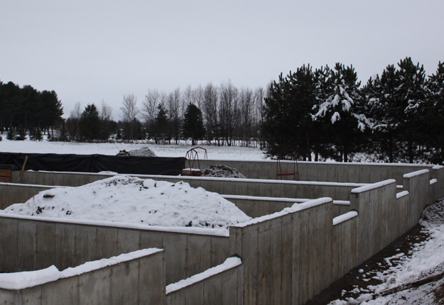 Les fondations du futur campus d’agriculture biologique sont construites depuis près de trois mois à Victoriaville. La poursuite des travaux dépend maintenant de la décision du gouvernement. Crédit photo : CETAB+