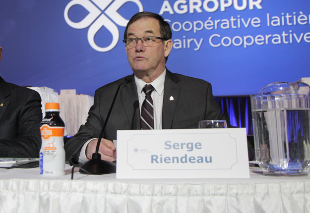 À sa dernière année à titre de président d’Agropur, Serge Riendeau a eu le plaisir d’annoncer une augmentation du bénéfice d’exploitation de 34,6 %, ce qui lui permet de verser 60,1 M$ en ristournes aux sociétaires. Crédit photo : Pierre-Yvon Bégin/TCN