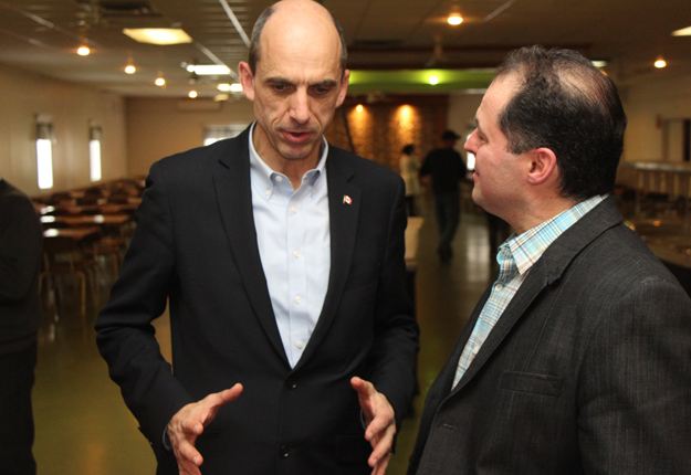 Steven Blaney, candidat à la chefferie du Parti conservateur, discute ici avec le président du Syndicat des producteurs de lait de Saint-Hyacinthe, François Cournoyer. Crédit photo : Pierre-Yvon Bégin/TCN