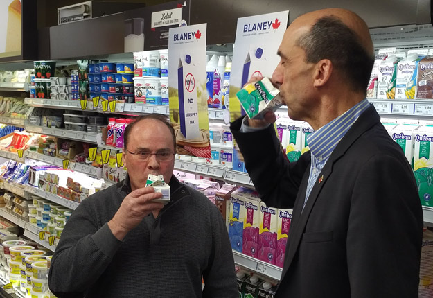 Denis Tremblay, un épicier de Québec, et Steven Blaney, lors d’une conférence de presse pour dénoncer la « taxe Bernier, le 12 mars. Crédit photo : Équipe Blaney