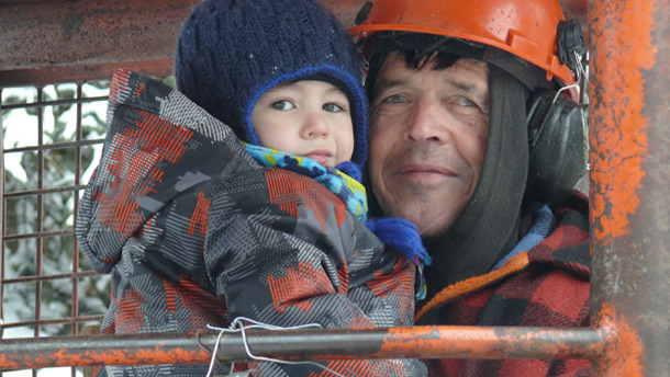 Mirianne Rainville sait bien qu’elle a de la chance de pouvoir compter sur les services d’un professionnel de la forêt, son père Réjean. Tout comme lui, elle rêve de léguer sa forêt à ses enfants, dont le petit Étienne, deux ans et demi. Crédit photo: Michel Roy