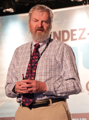 Gordie Jones, propriétaire d’une ferme laitière de 3 500 vaches au Wisconsin, soutient que la moitié de la nourriture sèche doit être offerte aux bêtes le matin. Crédit photo : Pierre-Yvon Bégin/TCN