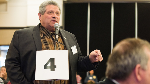 Pierre-Jacques Proulx s’insurge contre la complexité de la réglementation. « Pour transporter une vis à grain, il faut demander un permis spécial. De plus, un seul tracteur doit être associé au permis. Ça n’a pas de sens! » dit-il. Crédit photo : Martin Ménard/TCN