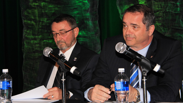 Les dirigeants de la Filière porcine coopérative, Réjean Vermette et Robert Brunet, ont présenté les résultats de l’organisation. Crédit photo : Julie Mercier/TCN