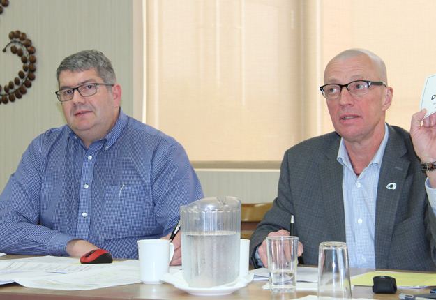 L’AGA des Éleveurs de porcs de la Mauricie a été l’occasion de dresser le bilan de la dernière année. De gauche à droite, le secrétaire du syndicat, Réjean Gervais, et le président, Benoît Magny. Crédit photo : Julie Mercier/TCN