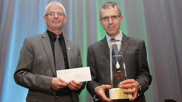 Denis Morin, 1er vice-président des Producteurs de lait, présente le prix Lait’xcellent Or 2016 à Denis Desfossés. Crédit photo : Pierre-Yvon Bégin