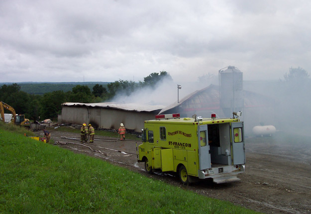 L’intervention des pompiers en milieu agricole est complexe. Peu de services incendie disposent de plans d’intervention pour identifier clairement les sources de danger. Crédit photo : Archives/TCN