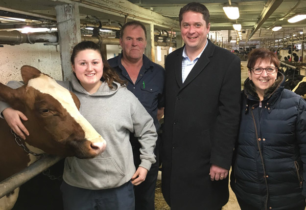 Andrew Scheer à la ferme du Gouffre à Baie-Saint-Paul le 26 mars dernier. Cette ferme a malheureusement été la proie des flammes récemment. Crédit photo : PCC