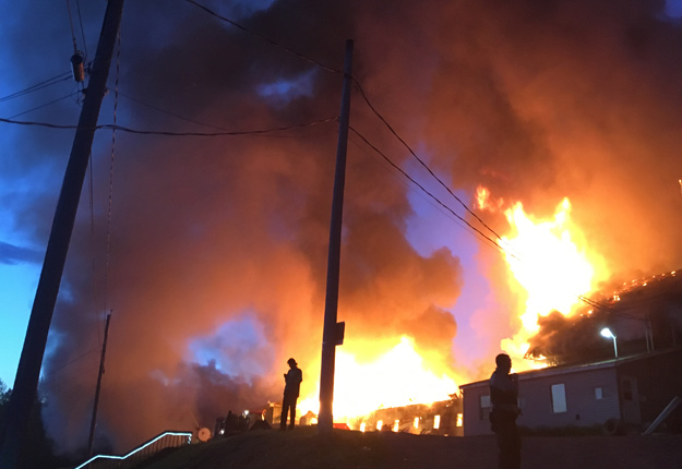 En voulant sauver ses bêtes d’un incendie, un producteur peut mettre sa propre vie en danger. Crédit Photo : Ferme du Gouffre