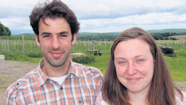 Nathalie Rainville et Jean-François Poirier devant leur verger, qui est l’un des rares à être destiné spécifiquement à faire du cidre. Crédit photo : Thierry Larivière/TCN