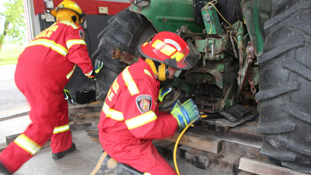 Les pompiers de l’unité de sauvetage agricole de Notre-Dame-de-Stanbridge en pleine action. Crédit photo : Pierre-Yvon Bégin/TCN