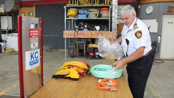 Le chef des pompiers de Notre-Dame-de-Stanbridge, Réjean Lemaire, estime que son unité de sauvetage agricole a jusqu’ici acquis des équipements d’une valeur de 30 000 $. Crédit photo : Pierre-Yvon Bégin/TCN