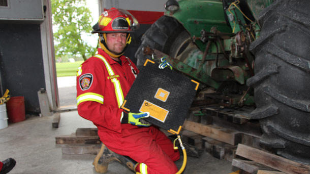 Des coussins gonflables pouvant soulever 30 000 lb sont utilisés pour dégager des victimes gisant sous un tracteur. Crédit photo : Pierre-Yvon Bégin/TCN