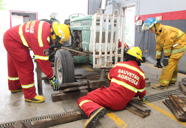 Les pompiers de Notre-Dame-de-Stanbridge, en Montérégie, ont créé la première unité de sauvetage spécialisée en milieu agricole dans la MRC Brome-Missisquoi. Crédit photo : Pierre-Yvon Bégin/TCN