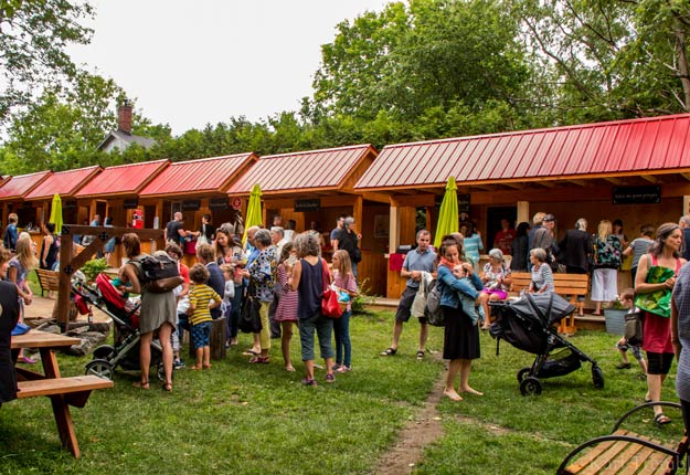 À Compton, le marché a ajouté des tables de pique-nique et les producteurs offrent plus de prêt-à-manger. Ce concept crée une bonne ambiance et augmente les ventes. Crédit : Karl Tremblay