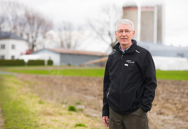 « On s’est fixé comme objectif de simplifier les programmes et de réduire le nombre de documents envoyés aux producteurs, mais si on peut aller encore plus loin, tant mieux », mentionne Ernest Desrosiers, président-directeur général de la FADQ. Crédit Photo : Martin Ménard