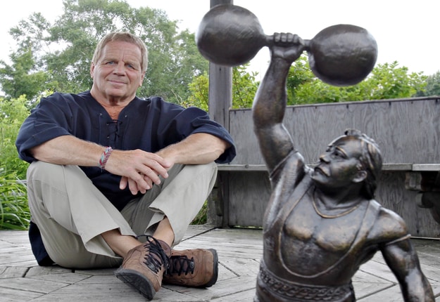 L’écrivain Paul Ohl s’intéresse depuis longtemps aux hommes forts. Il a notamment signé la biographie de Louis Cyr, qui a donné naissance au film. Photo : Gracieuseté de Paul Ohl/Pascal Ratthé